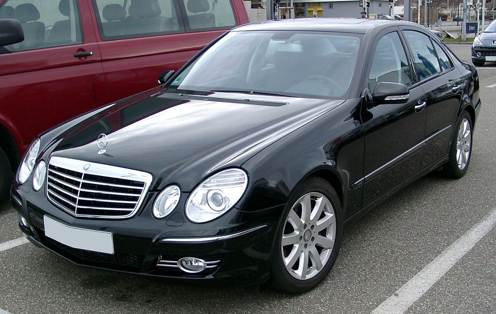 1024px-Mercedes_W211_front_20080127.jpg