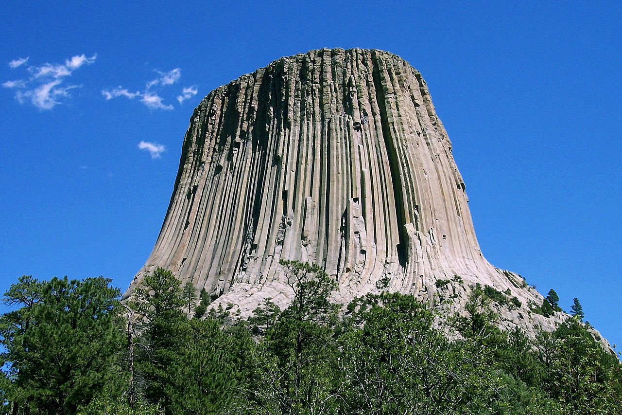 1280px-Devils_Tower_CROP.jpg