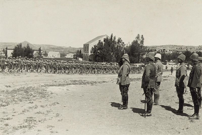 800px-Jamal_Pasha_inspecting_Austrian_troops_entering_Jerusalem,_1916.jpg