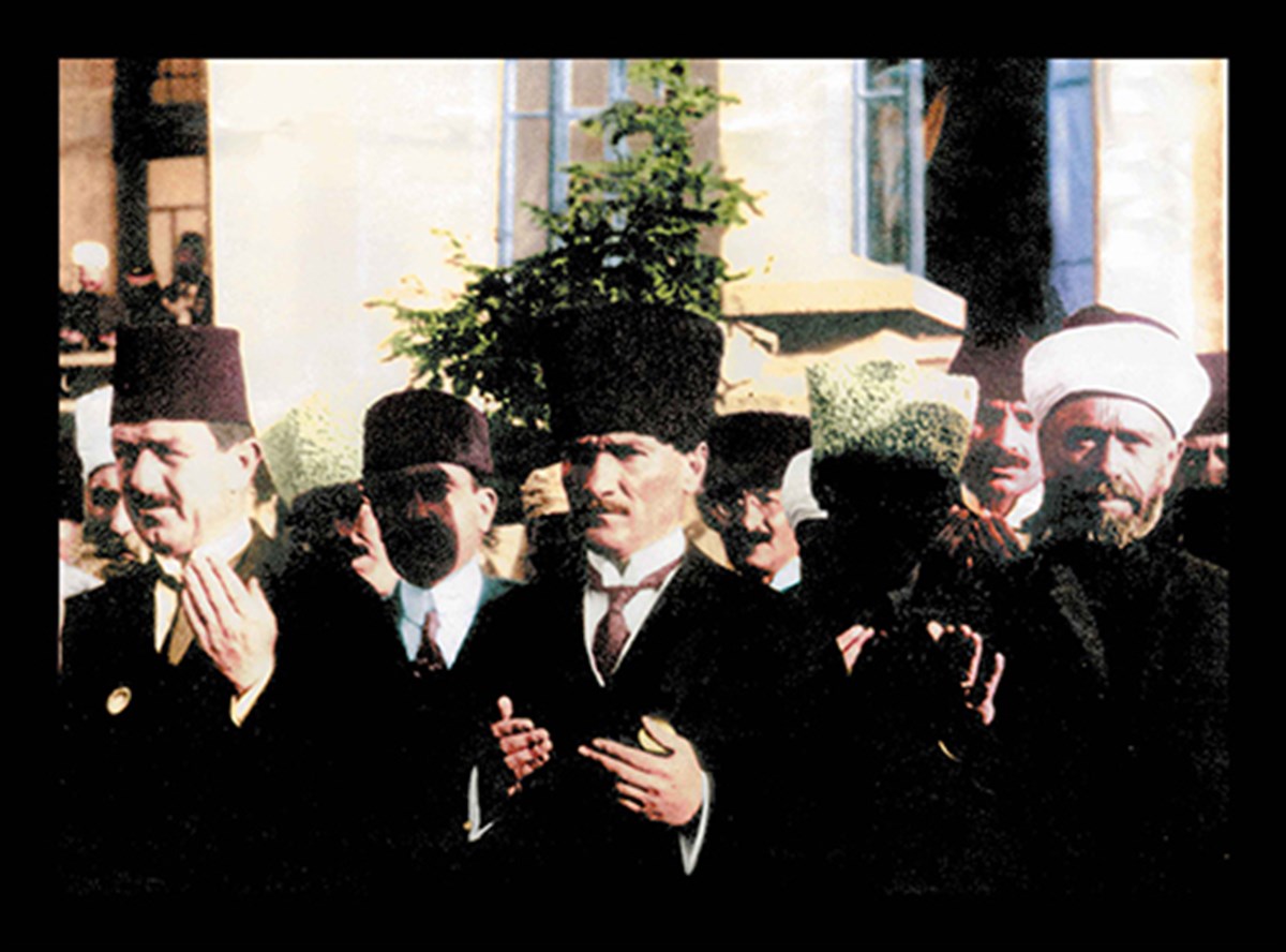 ataturk-dua-ederken-kanvas-tablo-tbl1210-8c51.jpg