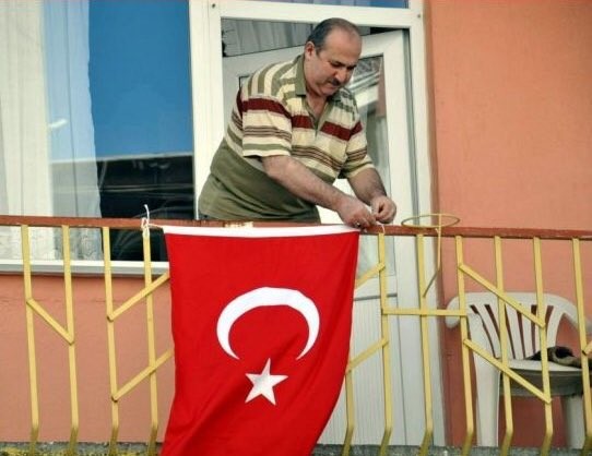 bayrakçı dayı.jpg