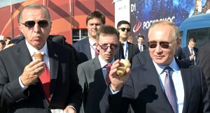 putin-ve-erdogan-a-dondurma-satan-safronova-o-12381234_388_300.jpg