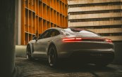 porsche-taycan-turbo-s-belyi-avtomobil-stoianka-1.jpg